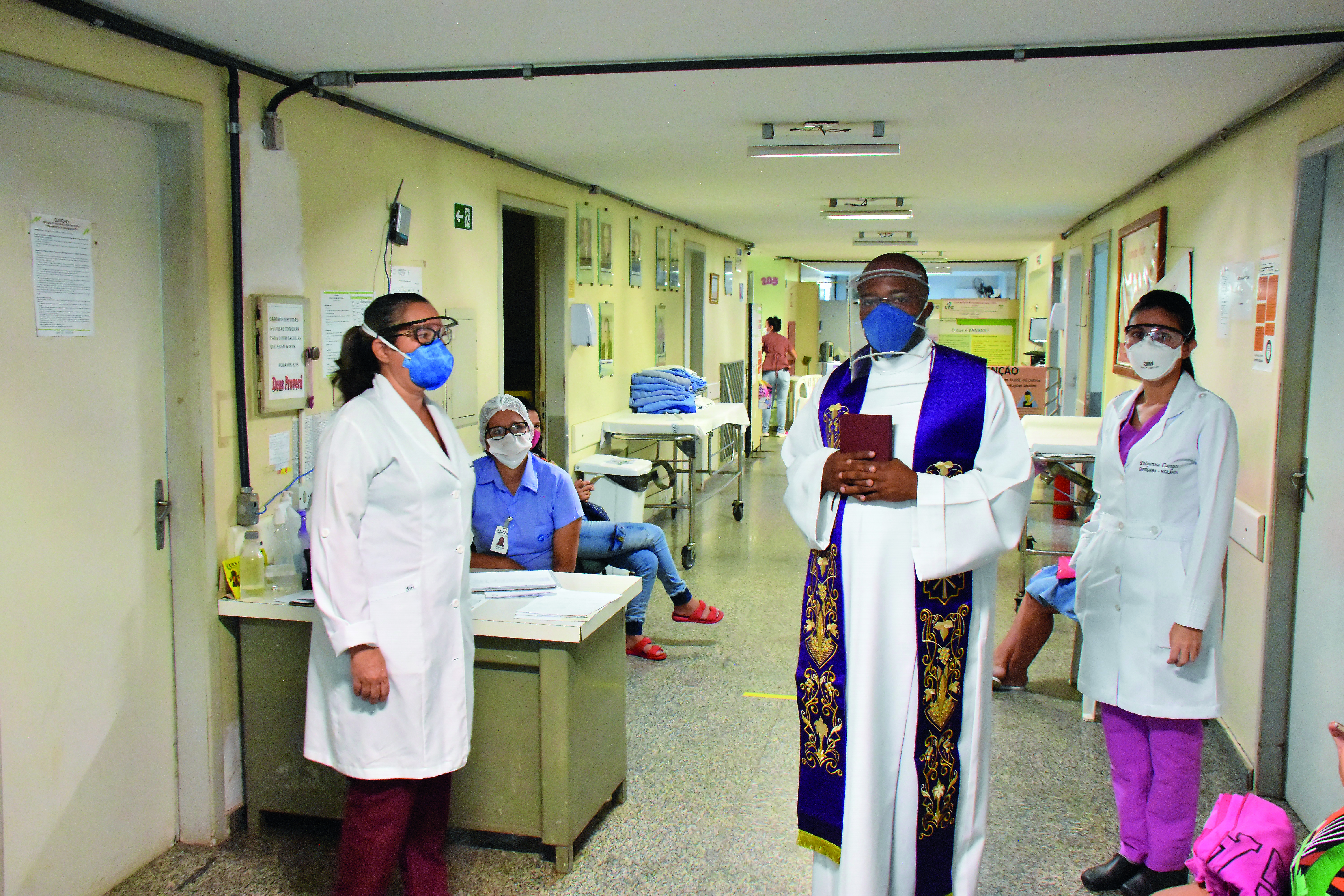 Nesta semana, Pe. Diêmersom abençoou pacientes e profissionais da saúde do Hospital das Clínicas